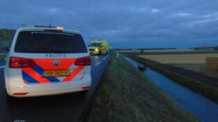 Automobilist rijdt van dijk bij Petten en belandt ondersteboven in de sloot