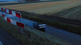 Automobilist rijdt van dijk bij Petten en belandt ondersteboven in de sloot