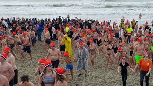 Hier luid je vandaag het nieuwe jaar in met een frisse duik