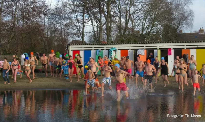 Nieuwjaarsduik ’t Petje weer een schot in de roos