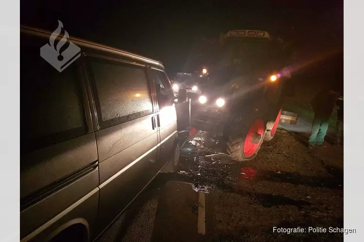 Frontale aanrijding tussen bestelbus en tractor op N502