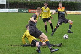 Kleine Sluis zet concurrent opzij, strijdend Winkel pakt volle buit