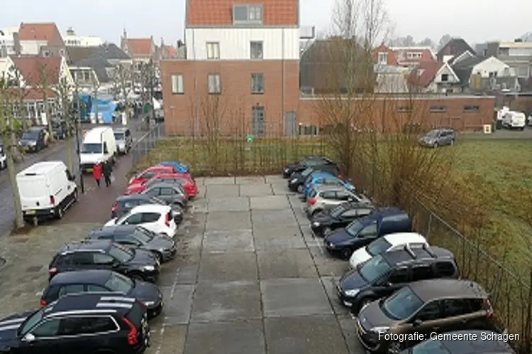 Tijdelijk parkeerterrein naast gemeentehuis gaat weg