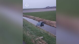 Automobilist belandt in sloot in Schagen