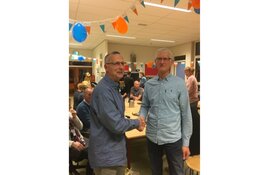 Verkeersbrigade waarland huldigt afzwaaiend organisator Frans van Diepen