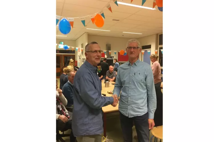 Verkeersbrigade waarland huldigt afzwaaiend organisator Frans van Diepen