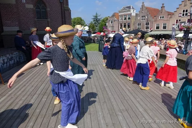 Kinderdansgroep begint met oefenen.