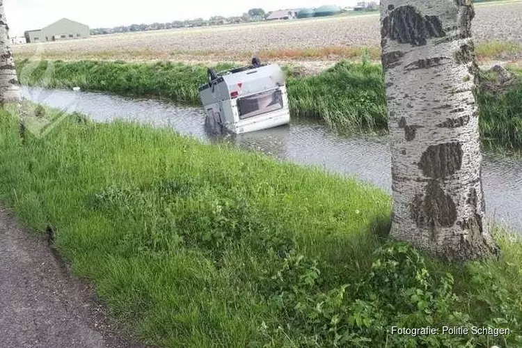 Caravan schiet los van trekhaak en belandt in sloot