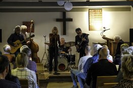 Barrelhouse speelt dak van kerk in Krabbendam