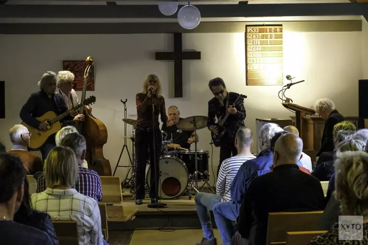 Barrelhouse speelt dak van kerk in Krabbendam