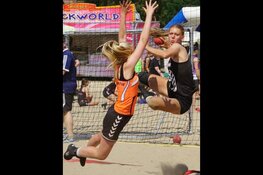 Bij Juro Unirek / VZV is het Beach handball seizoen weer geopend.