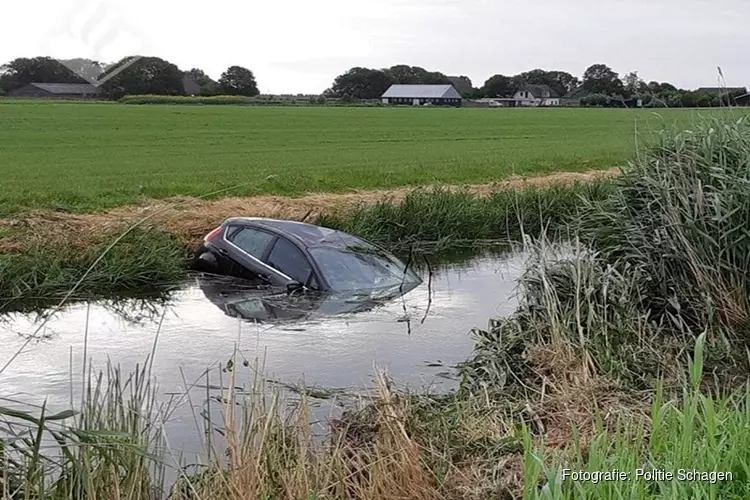 Auto te water in &#39;t Zand