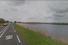 Dronken zeilbootdief loopt varend tegen de lamp in Den Helder