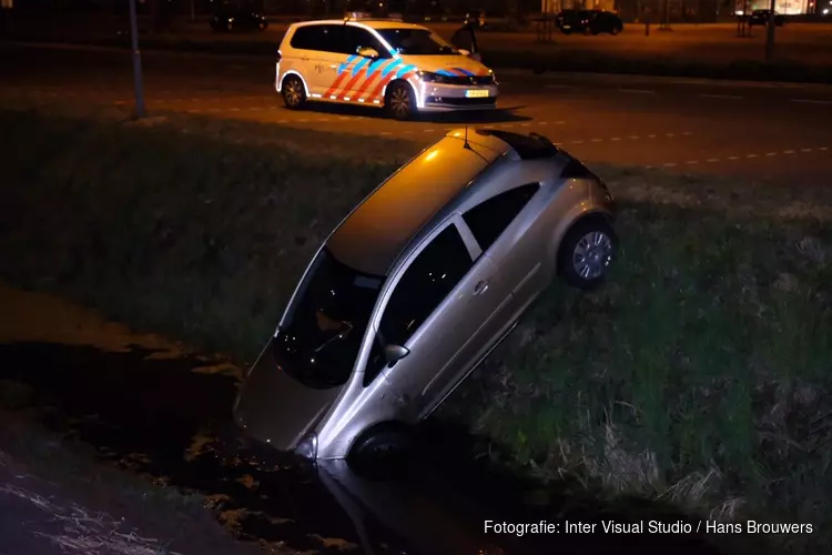 Auto in sloot Warmenhuizen