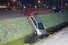 Auto in sloot Warmenhuizen