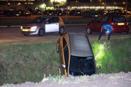 Auto in sloot Warmenhuizen