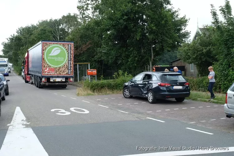 Vrachtwagen tegen auto in Sint Maartensvlotbrug