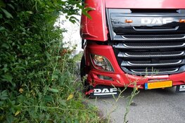 Vrachtwagen tegen auto in Sint Maartensvlotbrug