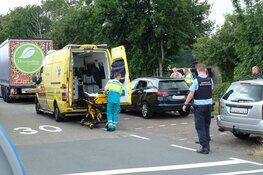 Vrachtwagen tegen auto in Sint Maartensvlotbrug