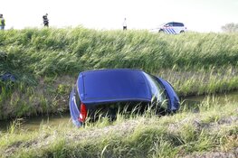 Auto te water na aanrijding Lutjewinkel