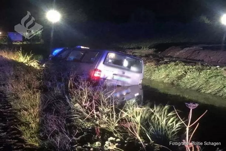 Taxibusje in sloot Sint Maartensvlotbrug