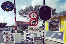 Vrachtwagenchauffeur rijdt drie keer met te zware wagen over vlotbrug &#39;t Zand