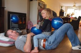 Rally door Noord-Holland helpt chronisch zieke Maud (7) aan dolfijntherapie