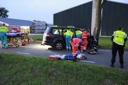 Automobilist botst tegen boom in Waarland: zwaargewond met traumaheli naar ziekenhuis