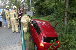 Automobiliste mist brug en rijdt te water