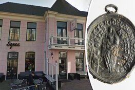 Archeologen vinden bij voormalig hotel Igesz bijzonder pelgrimsinsigne uit 16e eeuw