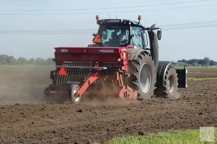 Dieven stelen diesel uit trekker in Waarland
