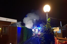 Brand legt bungalow in Winkel in de as, bewoonster gewond