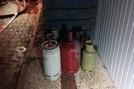 Brand legt bungalow in Winkel in de as, bewoonster gewond