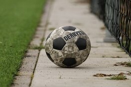 Robbert-Jan Klein (Schagen United) en Mattijs Bleijendaal (Geel Zwart '30) geven voetbalzondag kleur