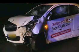 Auto tegen boom in Waarland