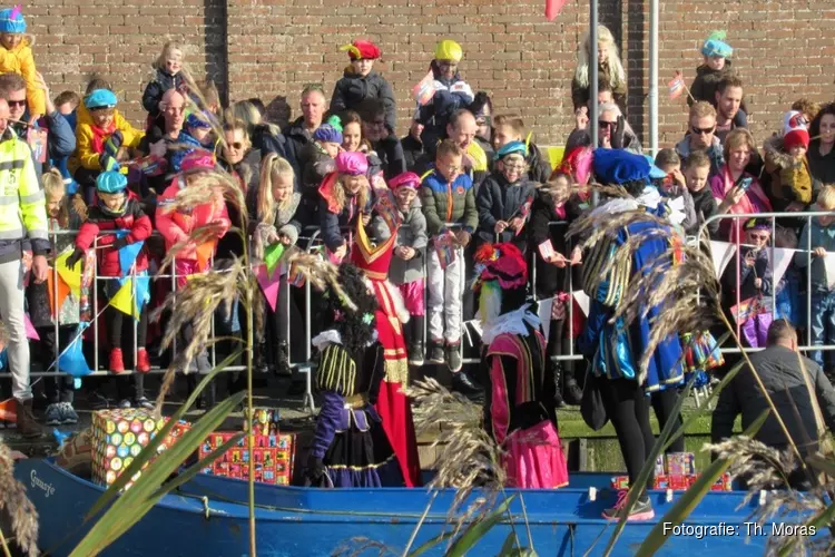 Grote belangstelling en warm onthaal van Sint en zijn Pieten in Zijdewind.