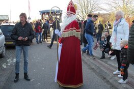 Grote belangstelling en warm onthaal van Sint en zijn Pieten in Zijdewind.