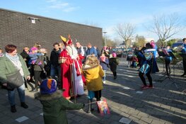 Grote belangstelling en warm onthaal van Sint en zijn Pieten in Zijdewind.