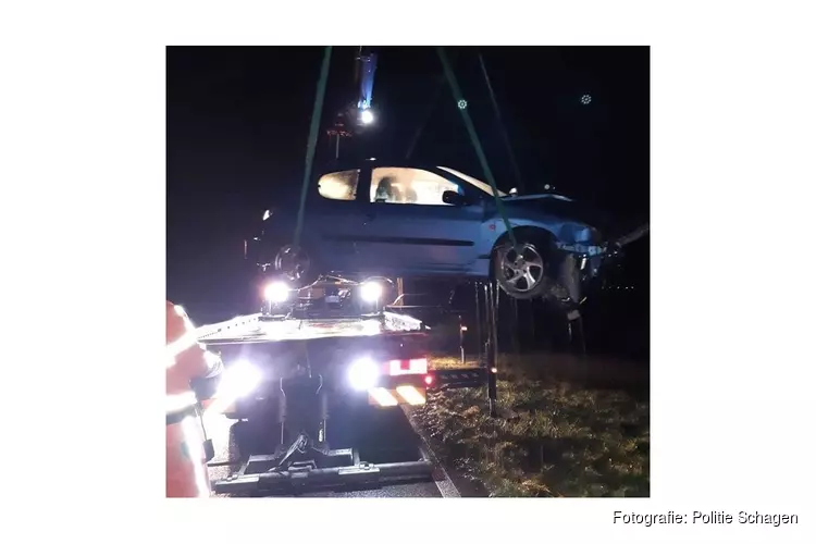 Auto in sloot, veroorzaker doorgereden
