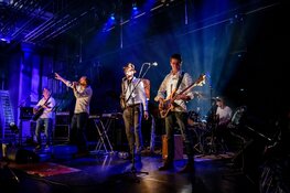 Vaart de band speelt ’Pak het op’ in het Scagon Theater