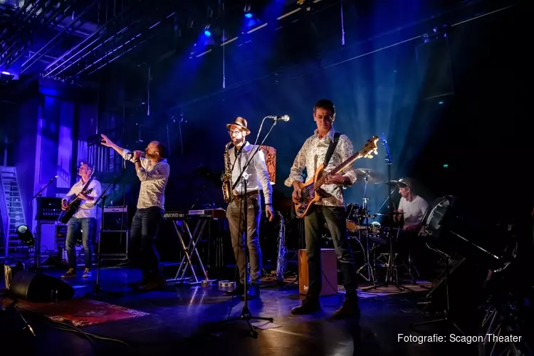 Vaart de band speelt ’Pak het op’ in het Scagon Theater