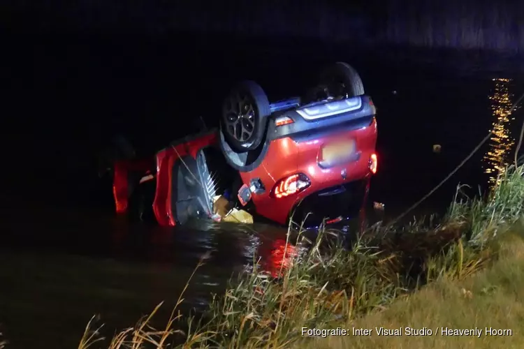 Auto op de kop te water in Schagerbrug