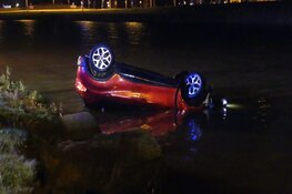 Auto op de kop te water in Schagerbrug