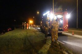 Auto op de kop te water in Schagerbrug