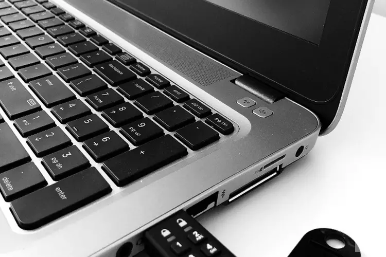 Foutje: ambtenaar verstuurt onbedoeld phishingmail naar complete adressenlijst