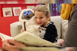Voorlezen in bibliotheek Julianadorp en School 7