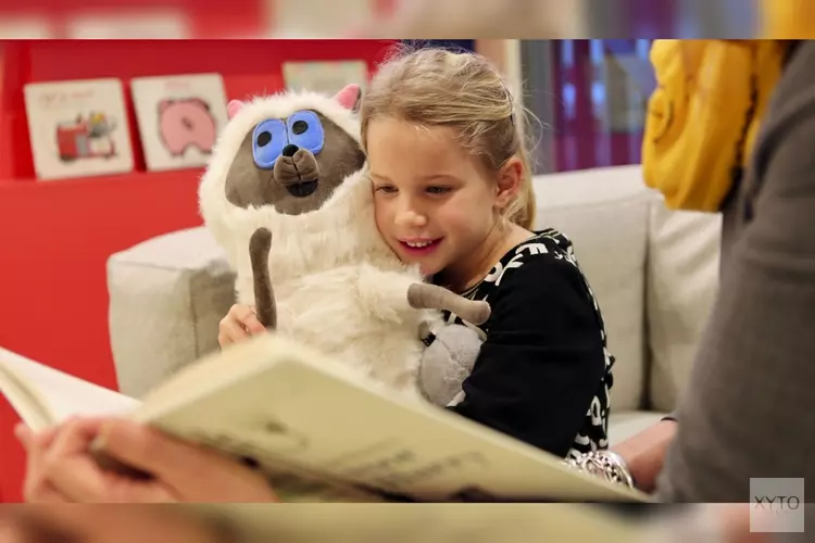 Voorlezen in bibliotheek Julianadorp en School 7