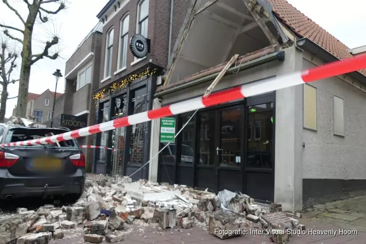 Gevel van gebouw in centrum Schagen volledig ingestort en auto in puin