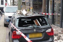 Gevel van gebouw in centrum Schagen volledig ingestort en auto in puin