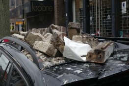 Gevel van gebouw in centrum Schagen volledig ingestort en auto in puin